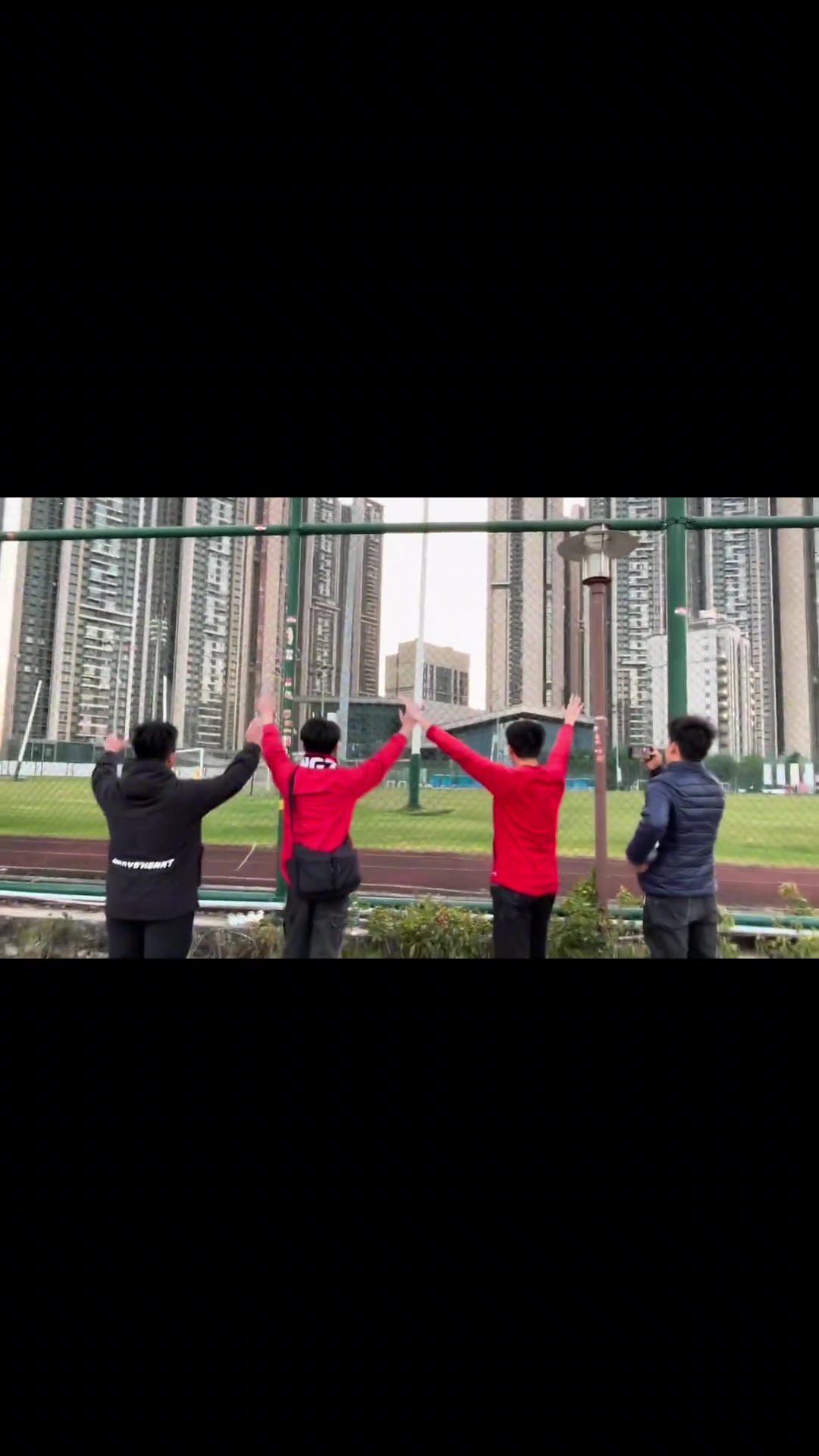球迷聚集在广州队基地外唱歌&留言:只要心在一起球队就不会解散