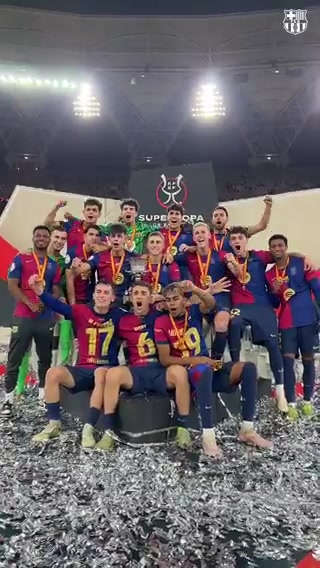 伟大!拉玛西亚15人同框捧西超杯🏆